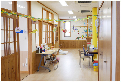 木材で統一された優しい内装 木戸病院　病児保育室「きどっこ」施設内部